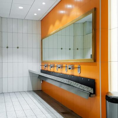 distinctive-interiors-corporate-bathroom-002
